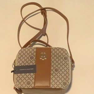 Tommy Hilfiger NWT handle bag with strap brown and tan.